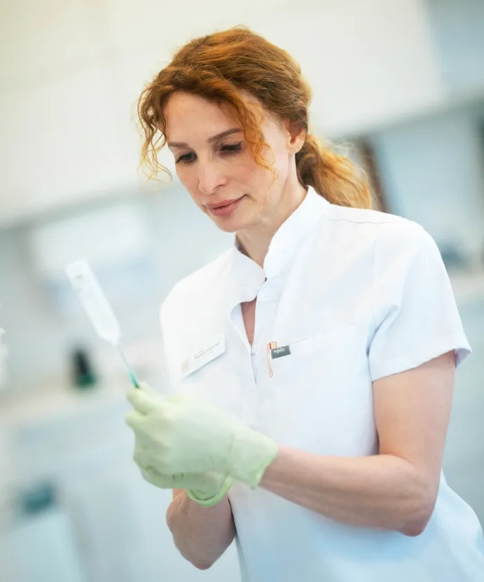 Dr. Hübscher bei der Anwendung