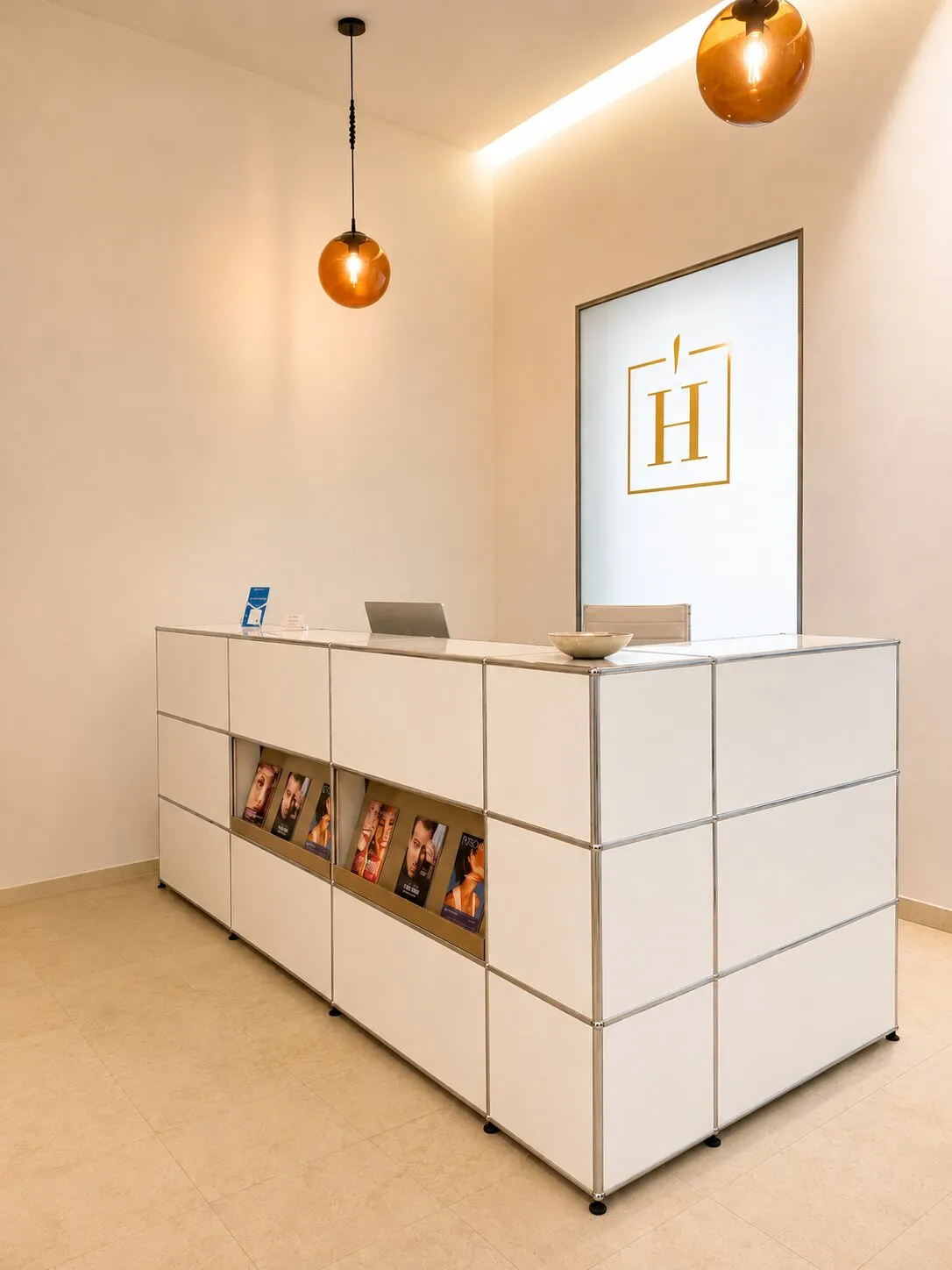 Empfangsbereich der Ordination im Haut & Laser Zentrum Wien